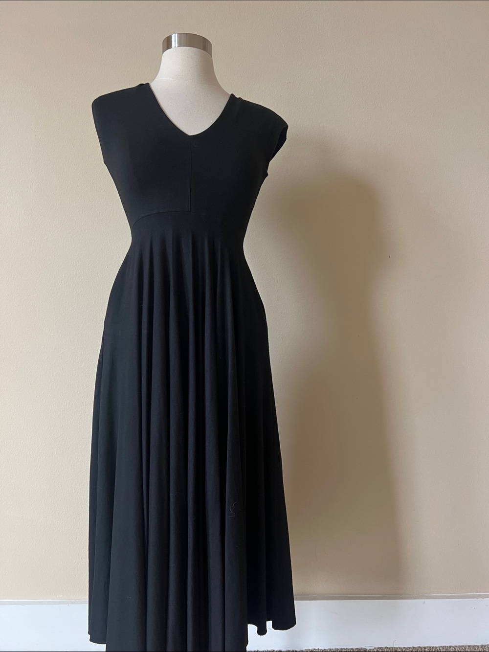 Nadia Tarr Black V-Neck Cap Sleeve Maxi Dress